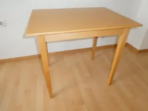 Kleiner Holztisch