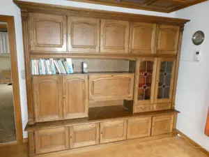 Wohnzimmerschrank in rustikaler Ausführung