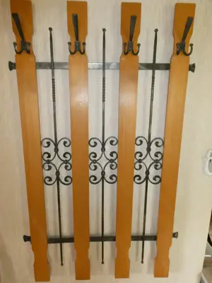 Garderobe mit Schmiedearbeiten