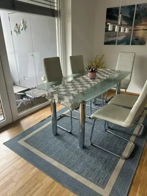 Glastisch mit sechs Stühlen