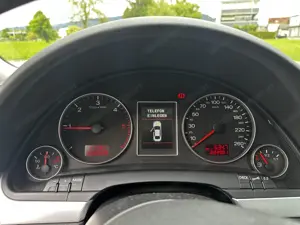 Aufi A4 2.0 S-line Bild 2