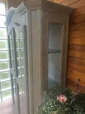 Vitrine aus Holz (grün lasiert) Bild 2