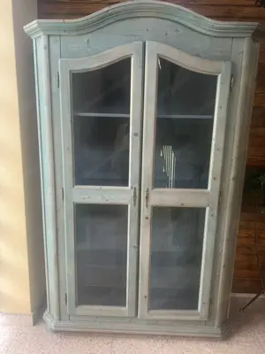 Vitrine aus Holz (grün lasiert)