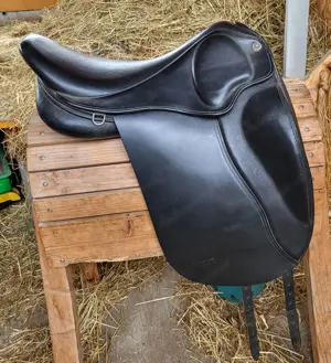 Neuwertiger Dressursattel 17,5 ''