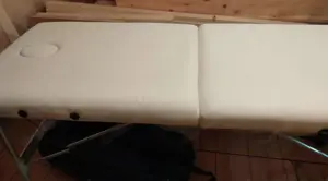 Massageliege klappbar mit viel Zubehör.