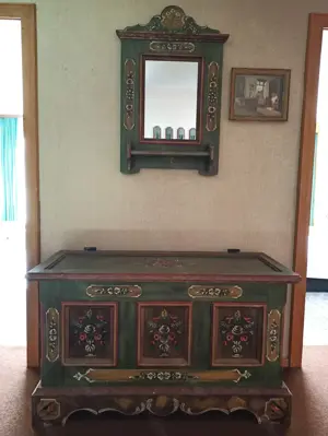 Voglauer Möbel Anno 1700 in altgrün. Schrank 2Türig, Garderobe, Truhe, Spiegel und Schirmständer  Bild 2
