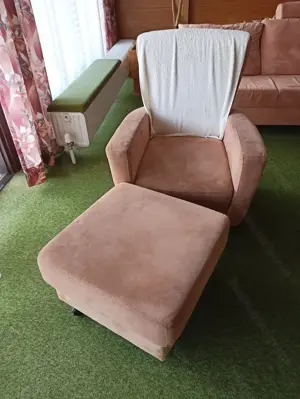 große Couch in 4 Elementen und Fernsehsessel mit Hocker, Couchtisch Bild 3