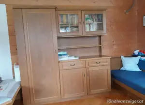 Großer Holzschrank mit Vitrine