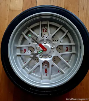 coole, große Reifen Wanduhr