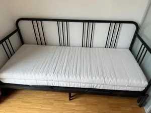 Bettgestell inklusive zwei Matratzen von IKEA wie neu