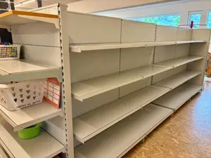 12 Regale mit 55 Regalböden