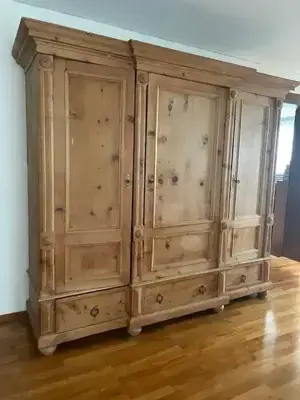 massiver Zirbenschrank