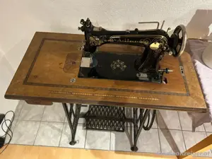 Edle antike Nähmaschine von Adler