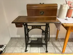 Edle antike Nähmaschine von Adler