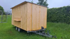 Autotransporter mit Hütte