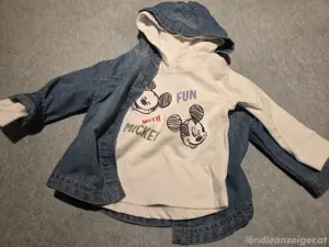 Jeanshemd mit Pullover dünn