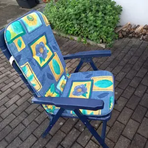 Gartenstühle und Truhe Bild 2