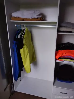  Kleiderschrank