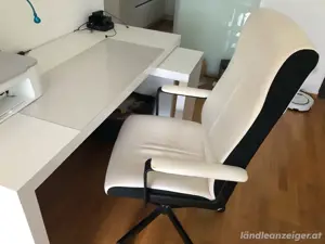 Schreibtisch mit Stuhl