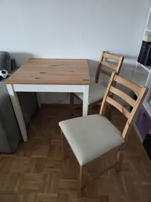 Kleines feines Esstisch mit 2 Stuhlen
