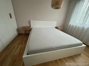 Bett mit Matratze
