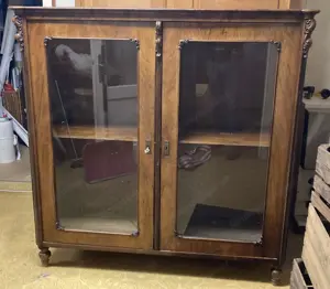 Zweitüriger Schrank mit Glastüren
