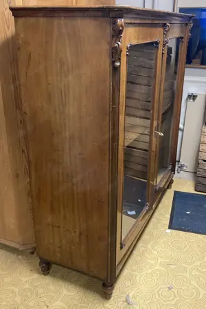 Zweitürige Vitrine mit Glastüren Bild 4