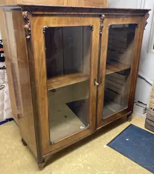 Zweitürige Vitrine mit Glastüren Bild 3