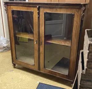 Zweitürige Vitrine mit Glastüren Bild 2