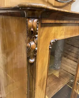 Zweitürige Vitrine mit Glastüren Bild 6
