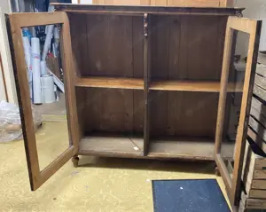 Zweitürige Vitrine mit Glastüren Bild 5