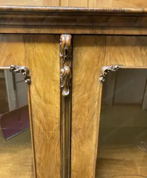 Zweitürige Vitrine mit Glastüren Bild 8