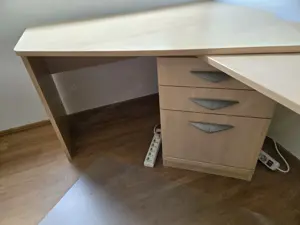 Schreibtisch mit ausfahrbarem Teil