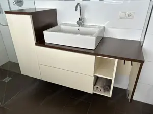 Aufsatzwaschbecken mit Unterschrank