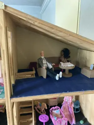 Puppenhaus aus Holz samt Zubehör  Bild 3