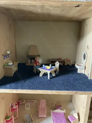 Puppenhaus aus Holz samt Zubehör  Bild 2