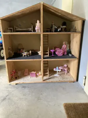 Puppenhaus aus Holz samt Zubehör  Bild 5