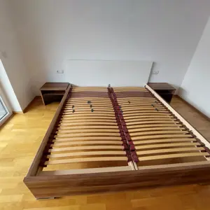 Doppelbett mit Nachtkästchen Lattenrost