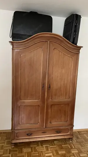 Kleiderschrank aus Vollholz