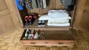 Kleiderschrank aus Vollholz Bild 3