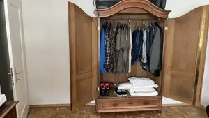 Kleiderschrank aus Vollholz Bild 2