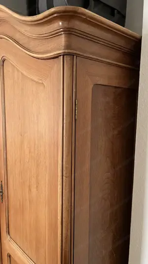 Kleiderschrank aus Vollholz Bild 5