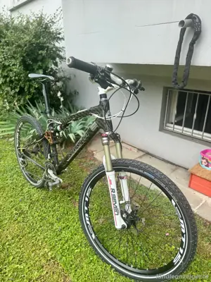 Fully Carbon Mountainbike Bild 3