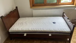 Bett aus Vollholz