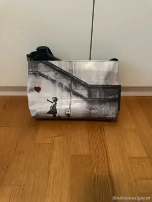 Umhängetasche mit Banksy Motiv