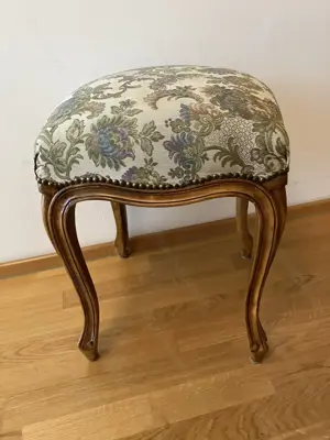Hocker im Rokokostil, gewebte Sitzauflage