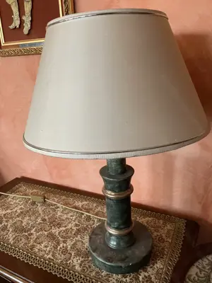 2 Tischlampen mit Steinfuß grün gold, massiv, beiger Schirm