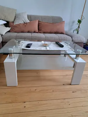 Weißer, moderner Wohnzimmertisch