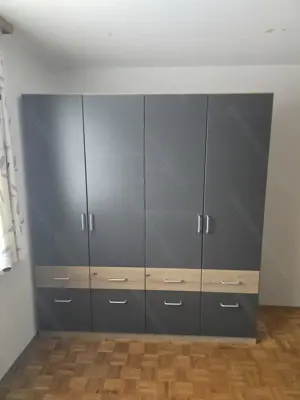 Kleiderschrank Bild 2