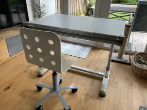 Jugend-Schreibtisch mit Sessel Bild 2
